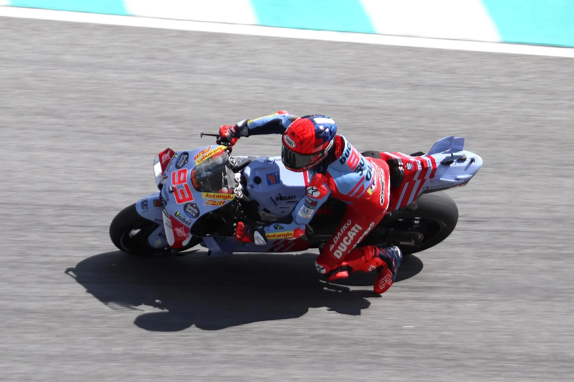 MotoGP-rijder leunt door een bocht in Sepang