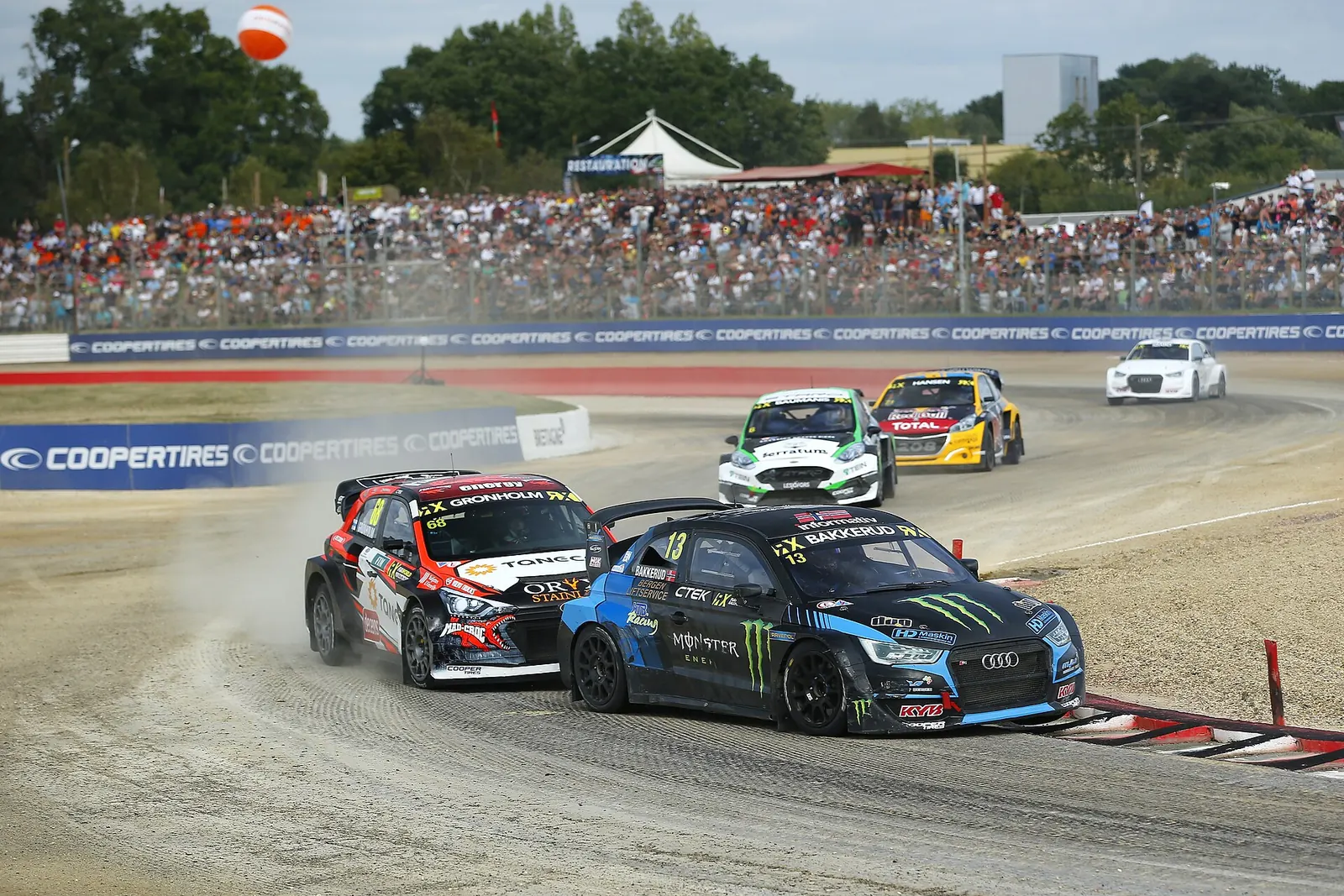 Rallycrossauto's in een bocht in Lohéac