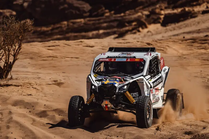 Rally-raid : voiture en pleine étape (2022)
